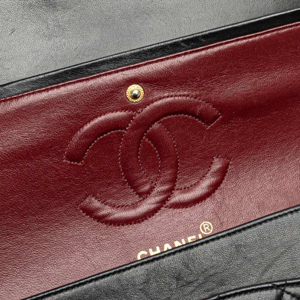 Chanel Medium Classic Lambskin Double Flap - Detail 1