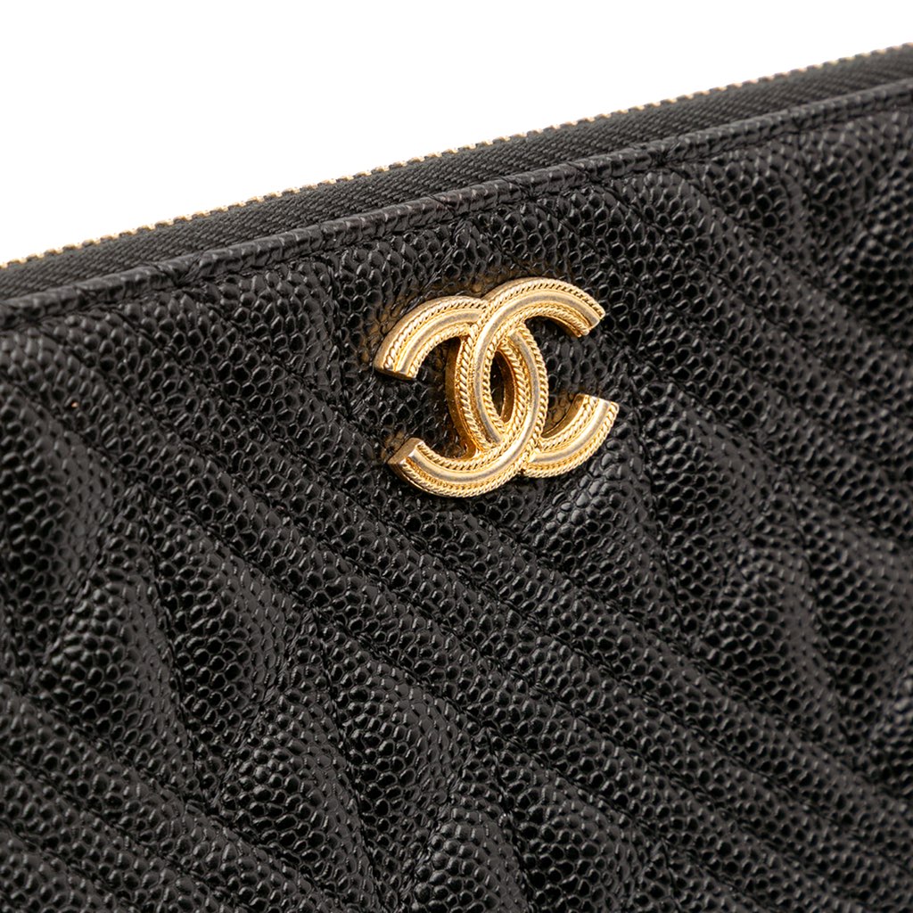 Chanel Medium Quilted Caviar O Case Clutch - Detail 2