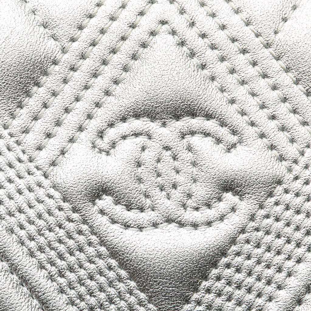 Chanel Medium Metallic Chevron Calfskin O Case Clutch - Detail 2