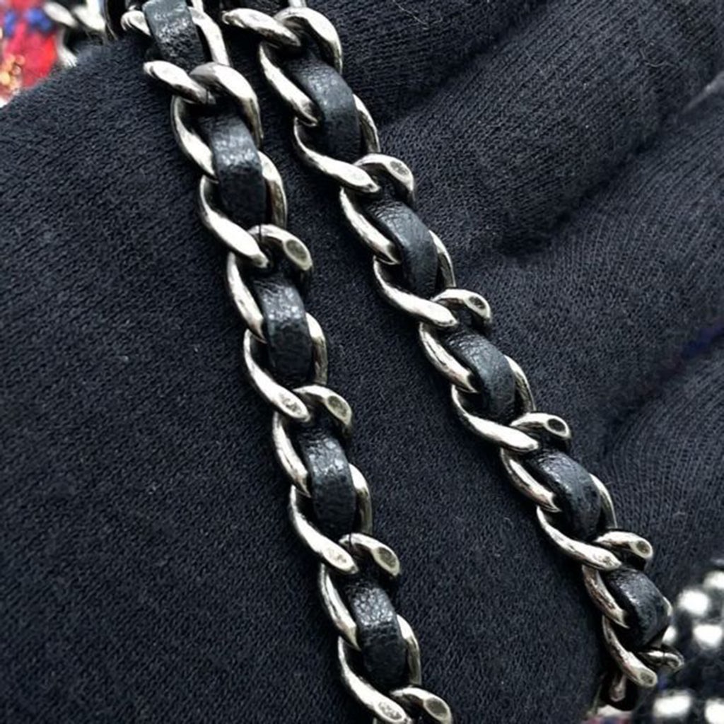 Chanel Small Tweed and Lambskin Girl Clutch on Chain - Image 13
