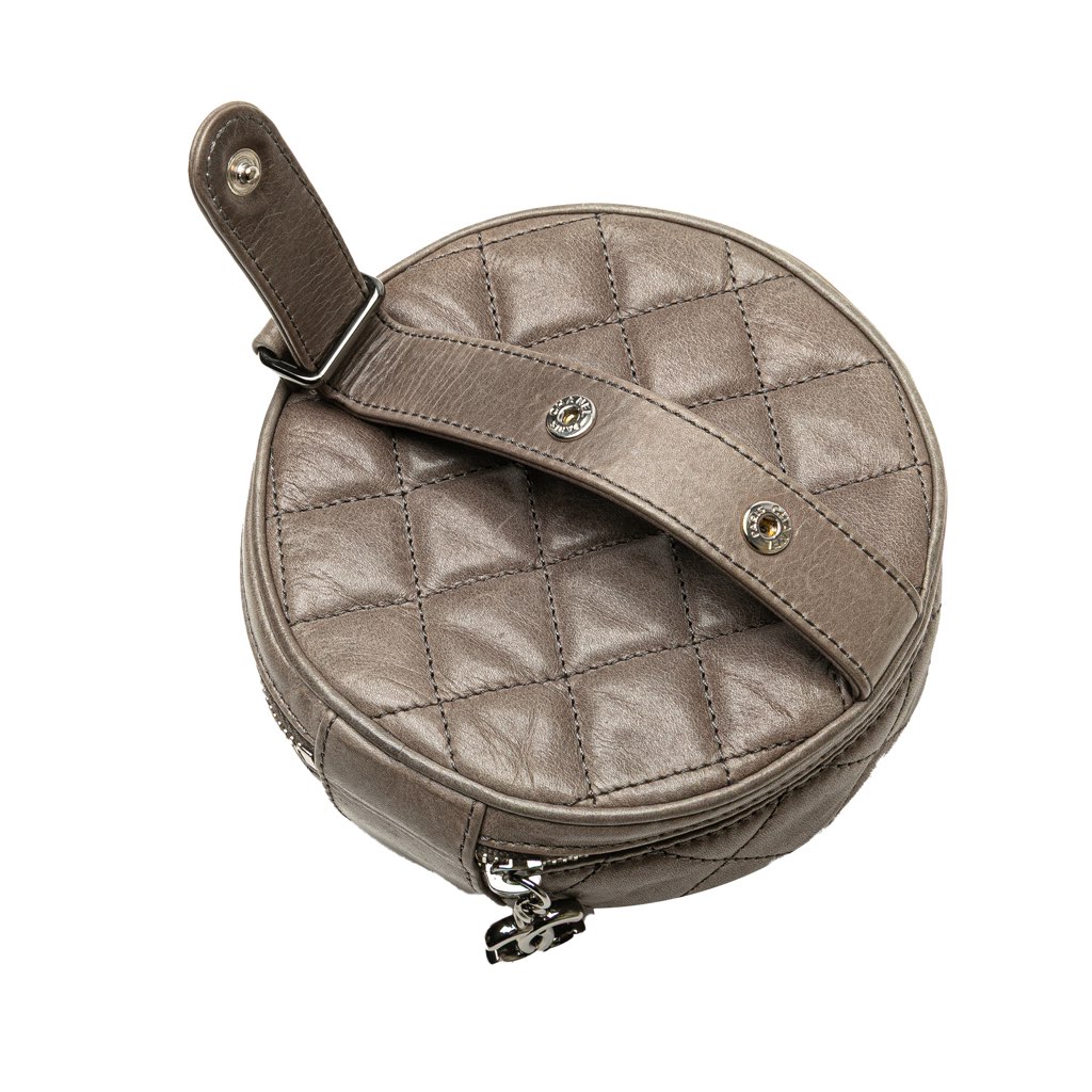 Chanel CC Quilted Aged Calfskin Round Clutch - 4