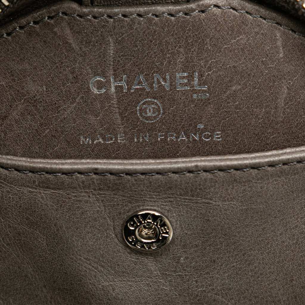 Chanel CC Quilted Aged Calfskin Round Clutch - Detail 2