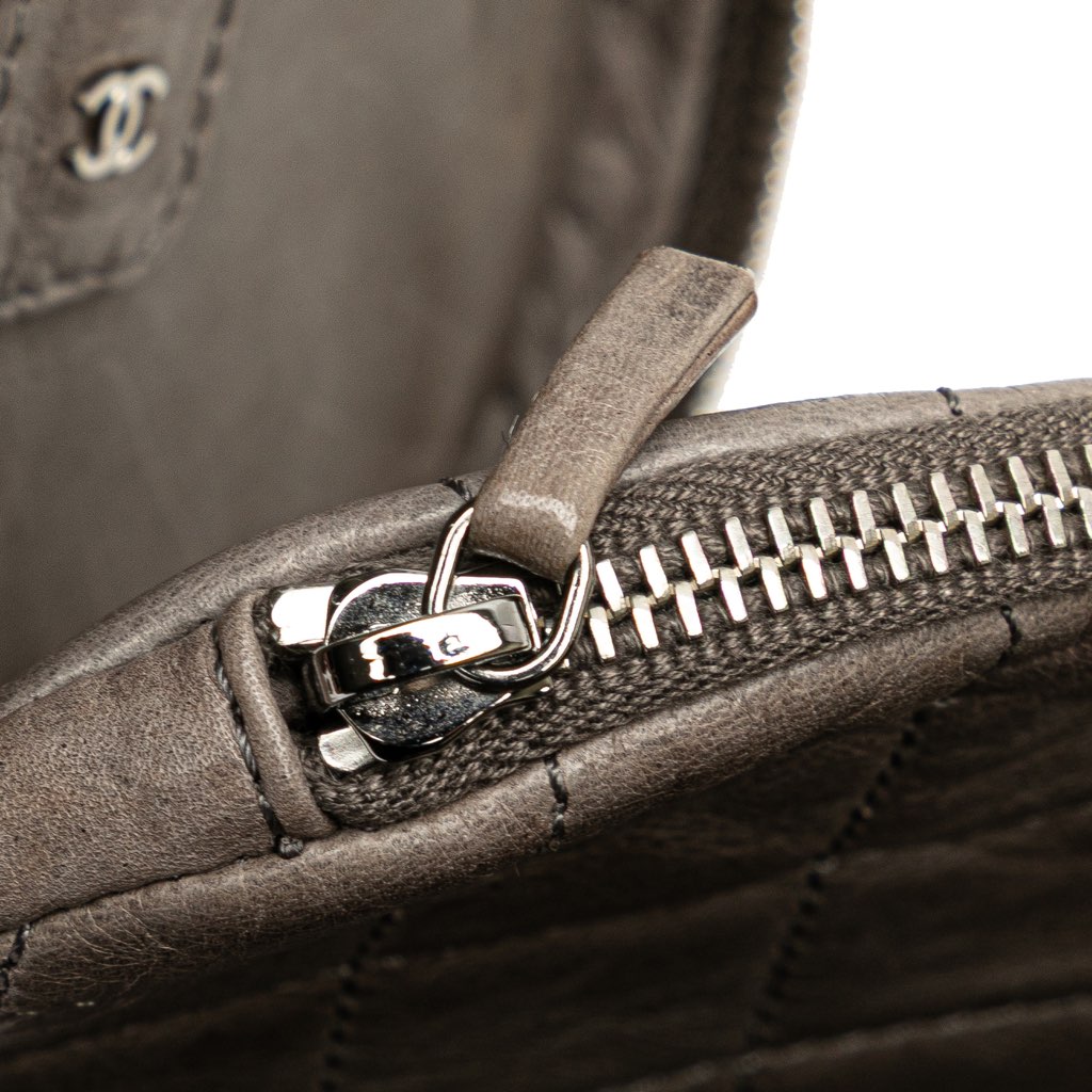 Chanel CC Quilted Aged Calfskin Round Clutch - Image 11