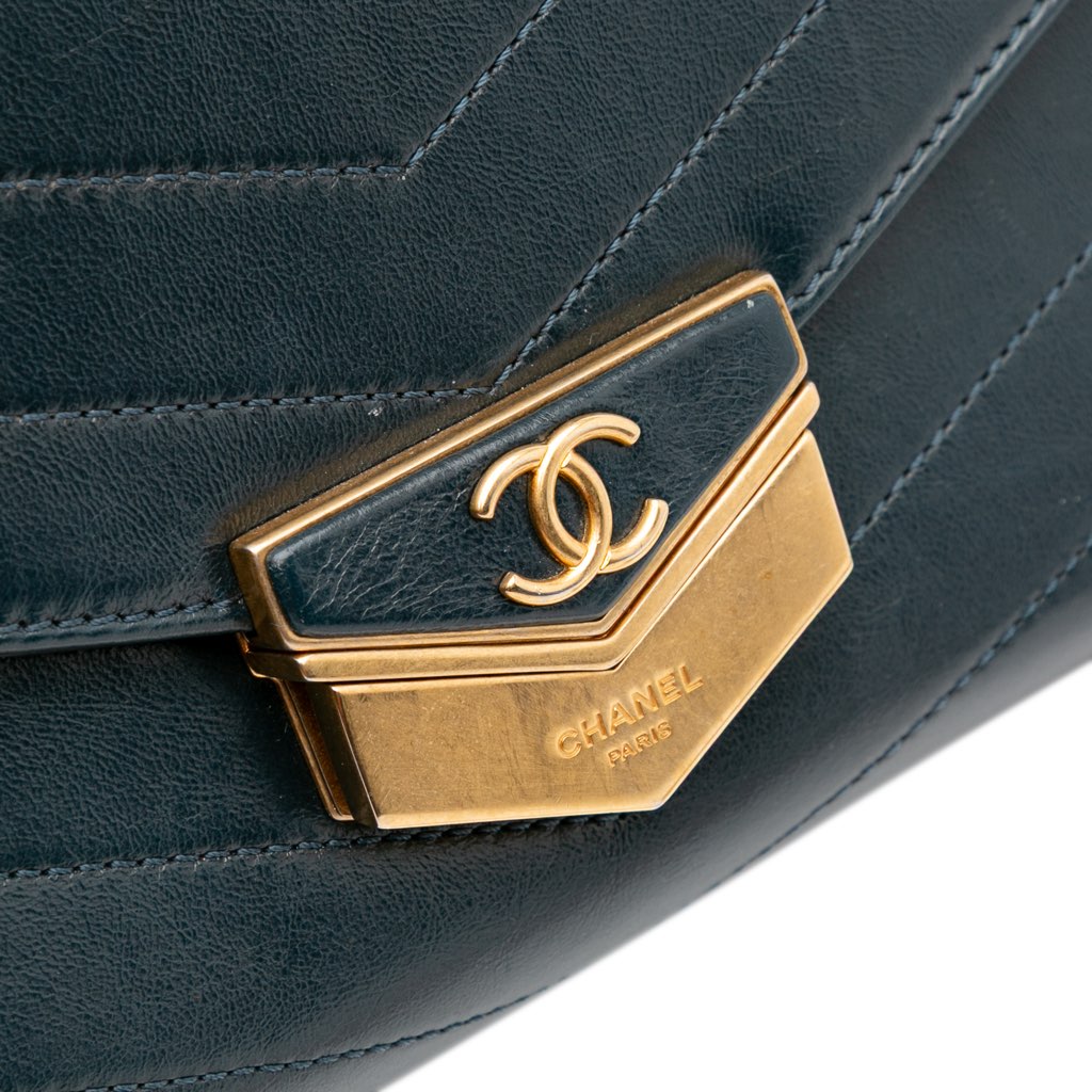 Chanel CC Chevron Calfskin Medal Flap - Detail 2