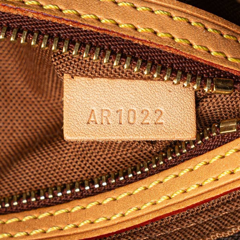 Louis Vuitton Monogram Trotteur - Detail 1