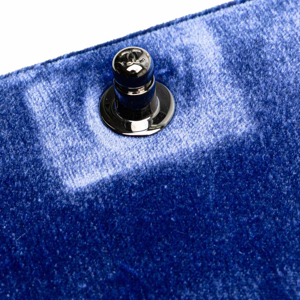 Chanel Old Medium Quilted Velvet Boy Flap - Detail 2