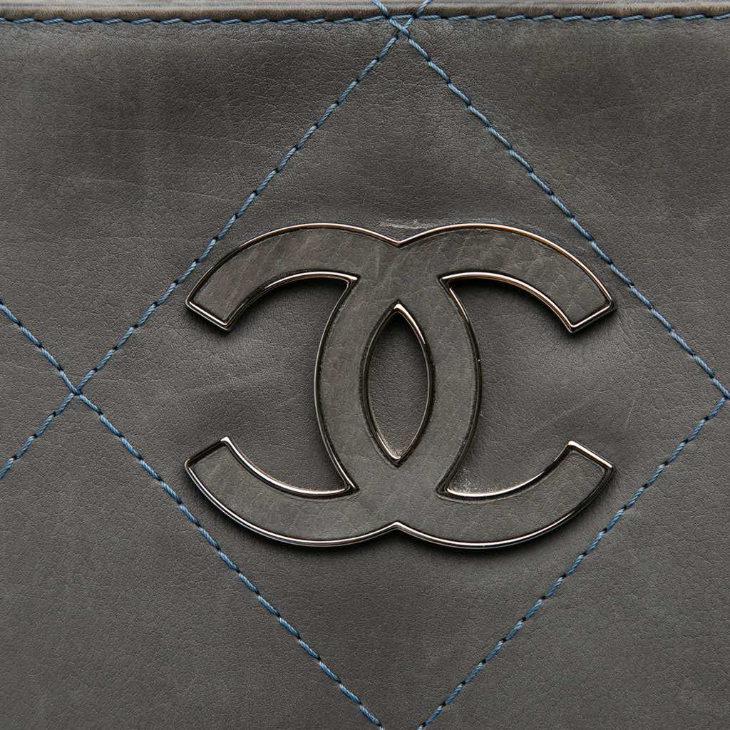 Chanel Large Calfskin Ultra Stitch Hamptons Enamel CC Tote - Image 10