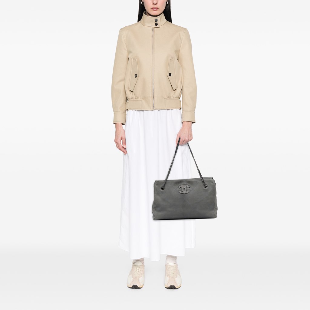 Chanel Large Calfskin Ultra Stitch Hamptons Enamel CC Tote - Image 11