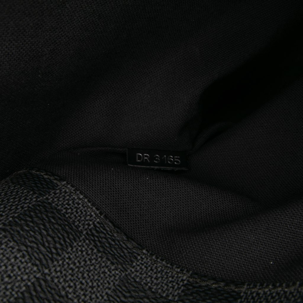 Louis Vuitton Damier Graphite District MM - Detail 1