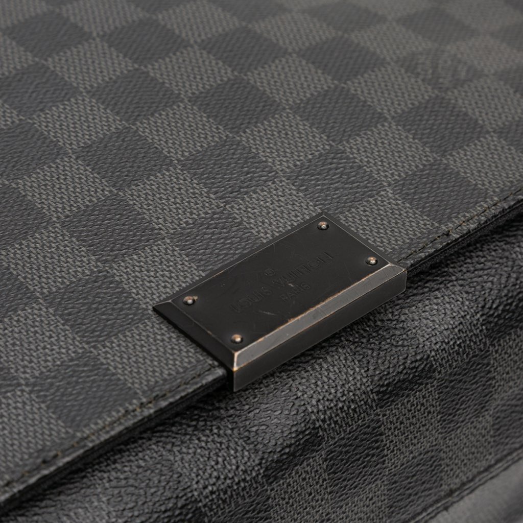Louis Vuitton Damier Graphite District MM - Detail 2