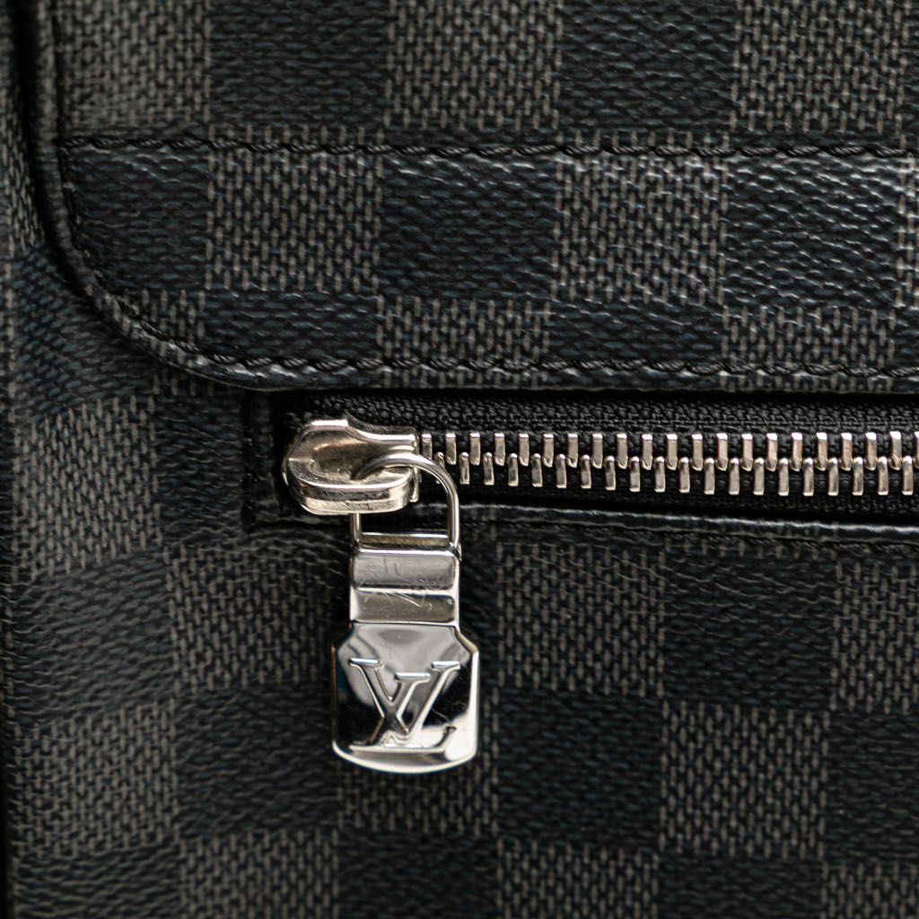 Louis Vuitton Damier Graphite District MM - Detail 2