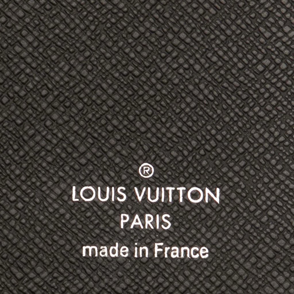 Louis Vuitton Taiga Brazza Wallet - Detail 1