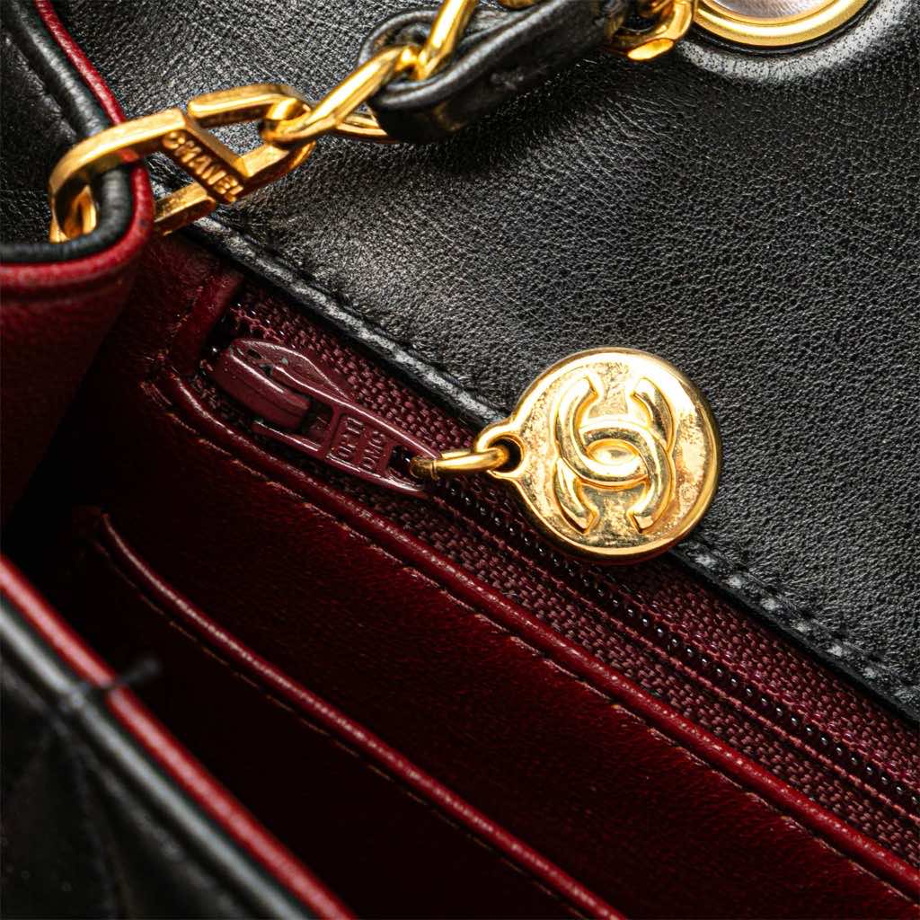 Chanel Medium Lambskin Diana Flap - Detail 2