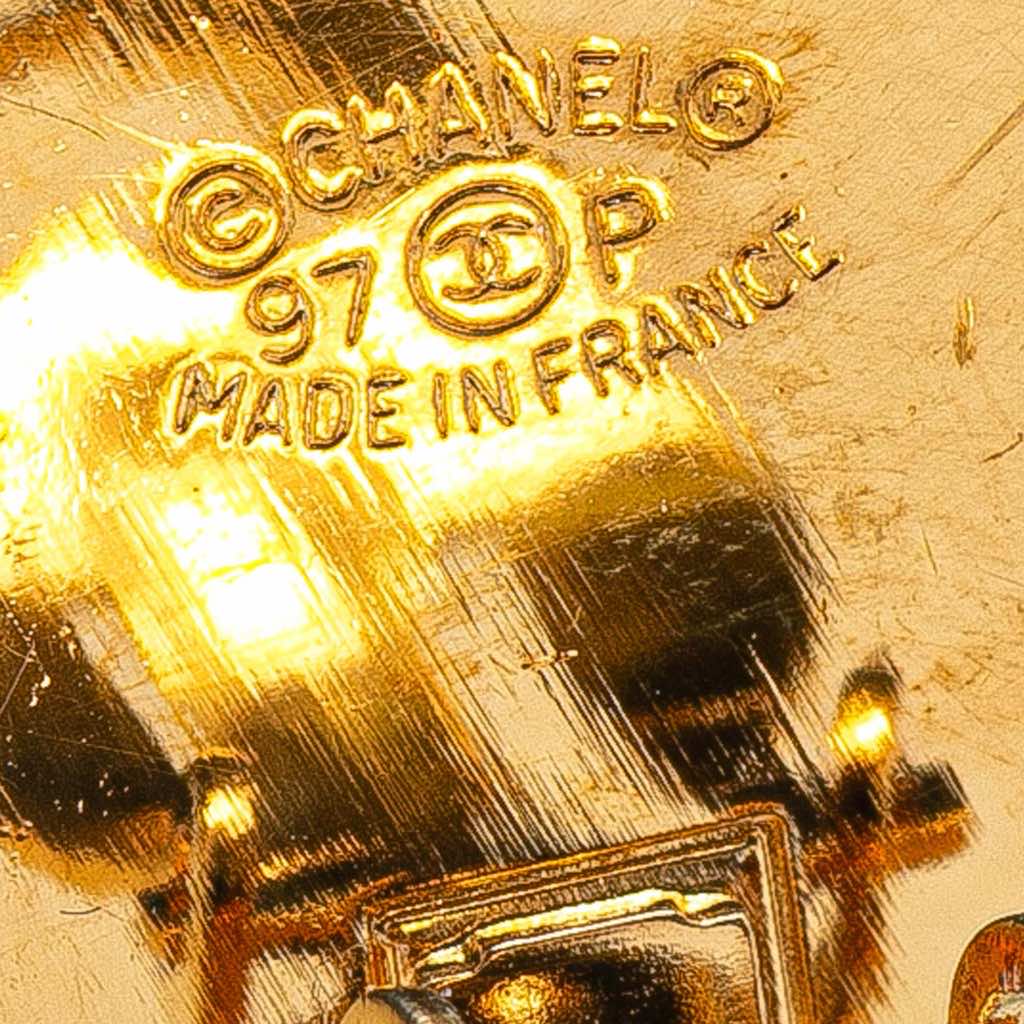 Chanel Gold Plated and Resin CC Round Clip On Earrings - Image 6