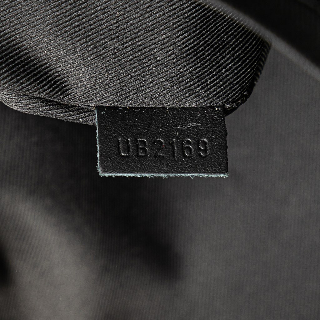 Louis Vuitton Monogram Shadow Discovery Pochette - Detail 1