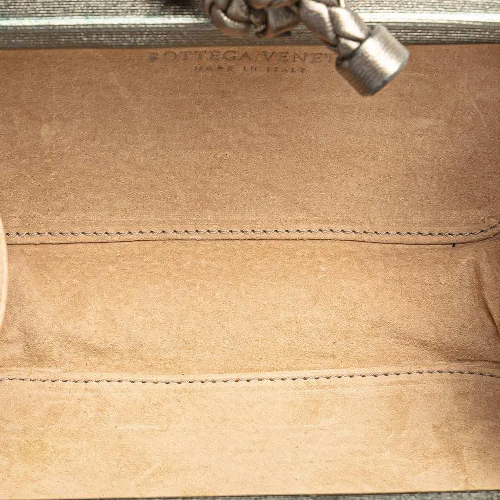 Bottega Veneta Nappa Intrecciato Flower Knot Clutch Silver Leather Good - Model View