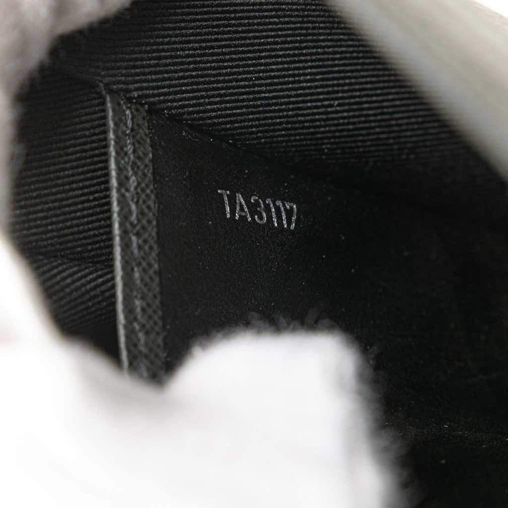 Louis Vuitton Taiga Pochette Voyage MM - Detail 1