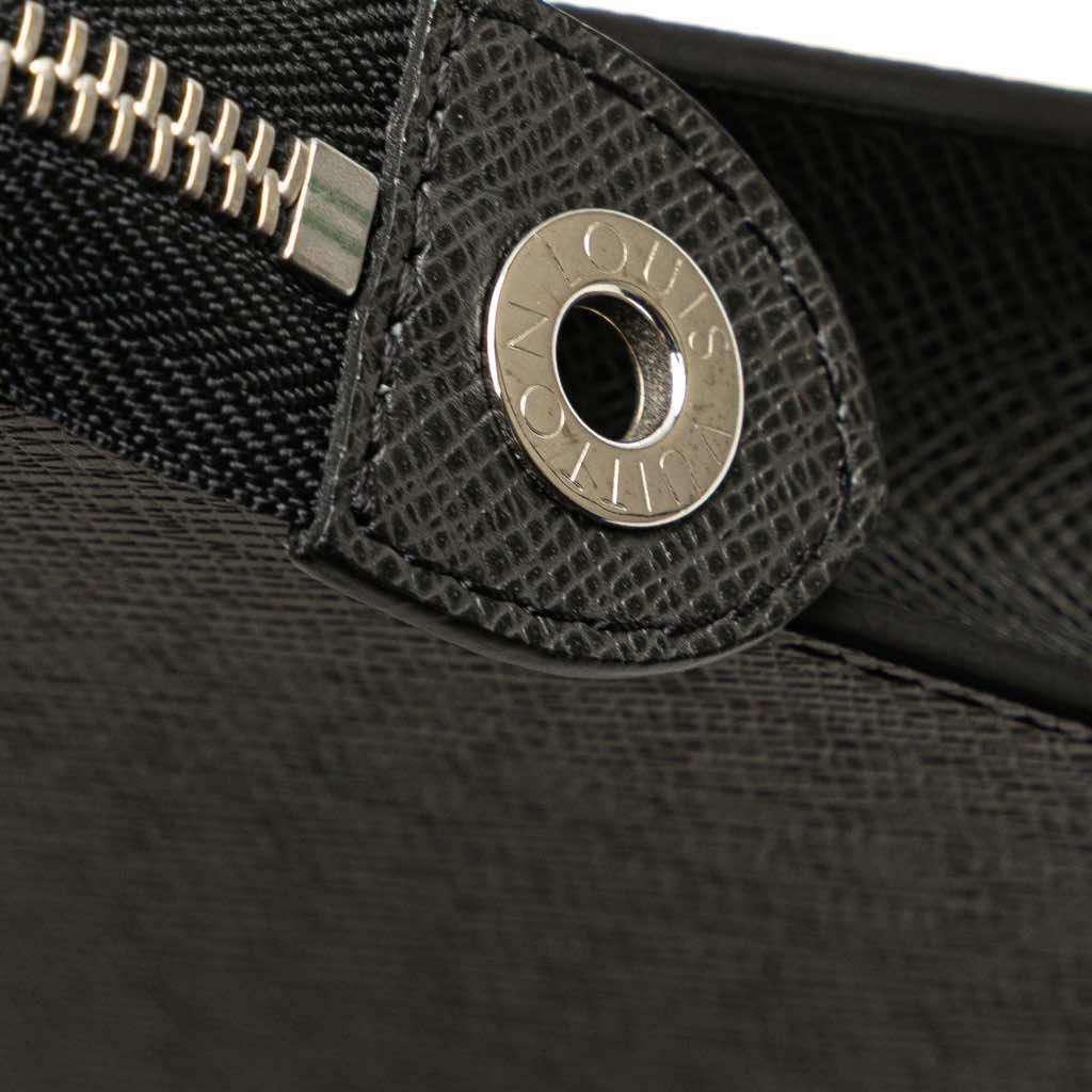 Louis Vuitton Taiga Pochette Voyage MM - Image 10