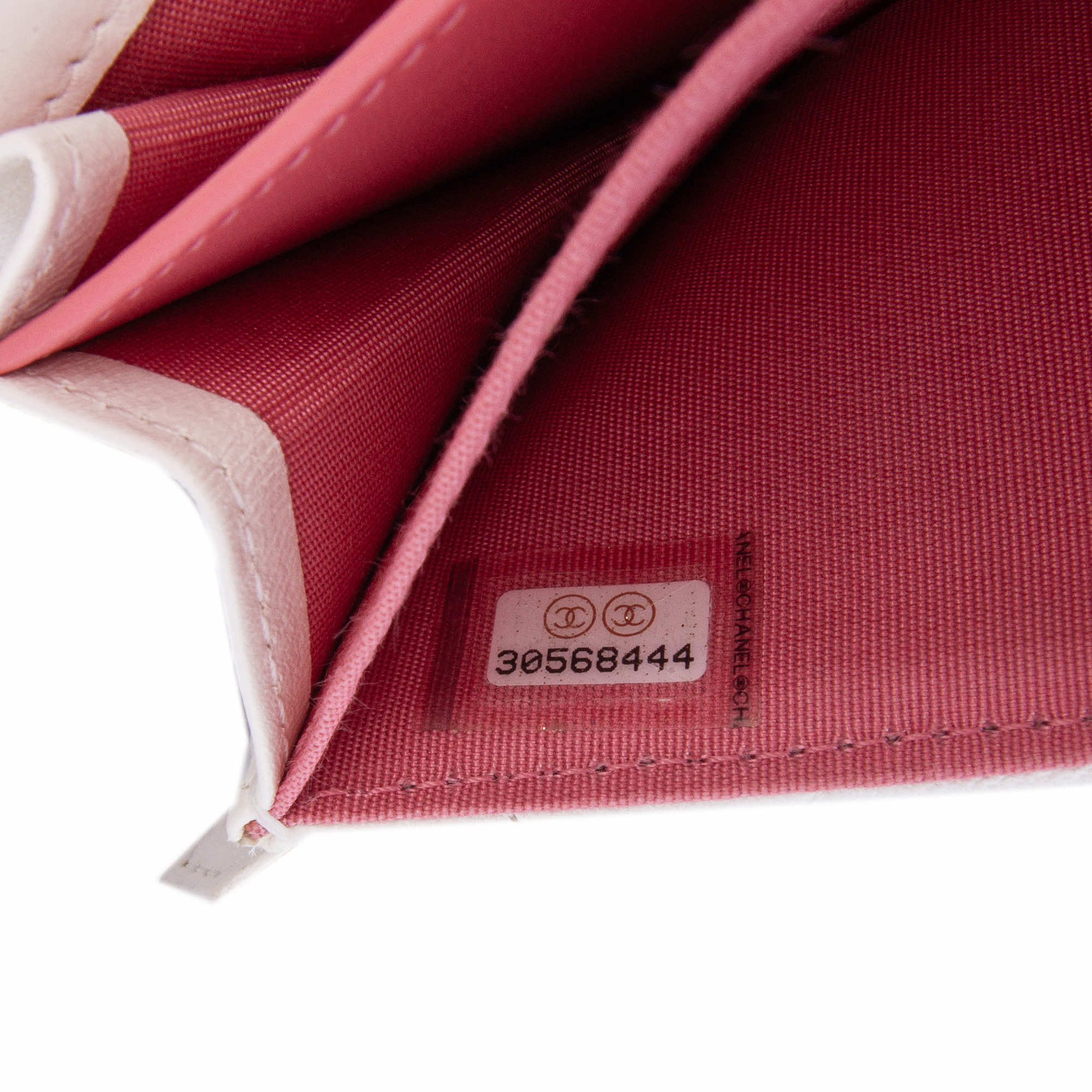 Chanel Quilted Lambskin Chanel 19 Card Holder On Chain - Detail 1