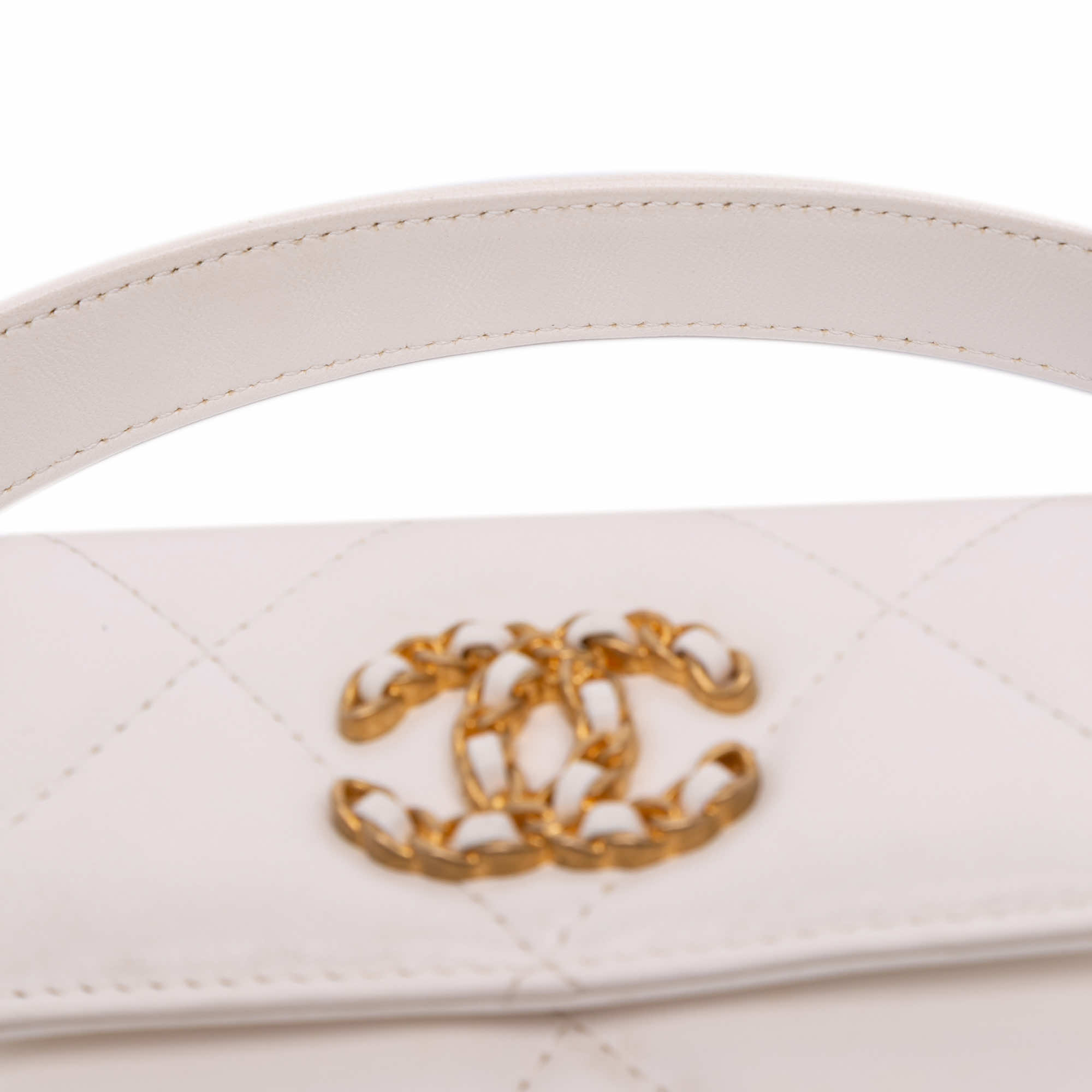 Chanel Quilted Lambskin Chanel 19 Card Holder On Chain - Detail 2