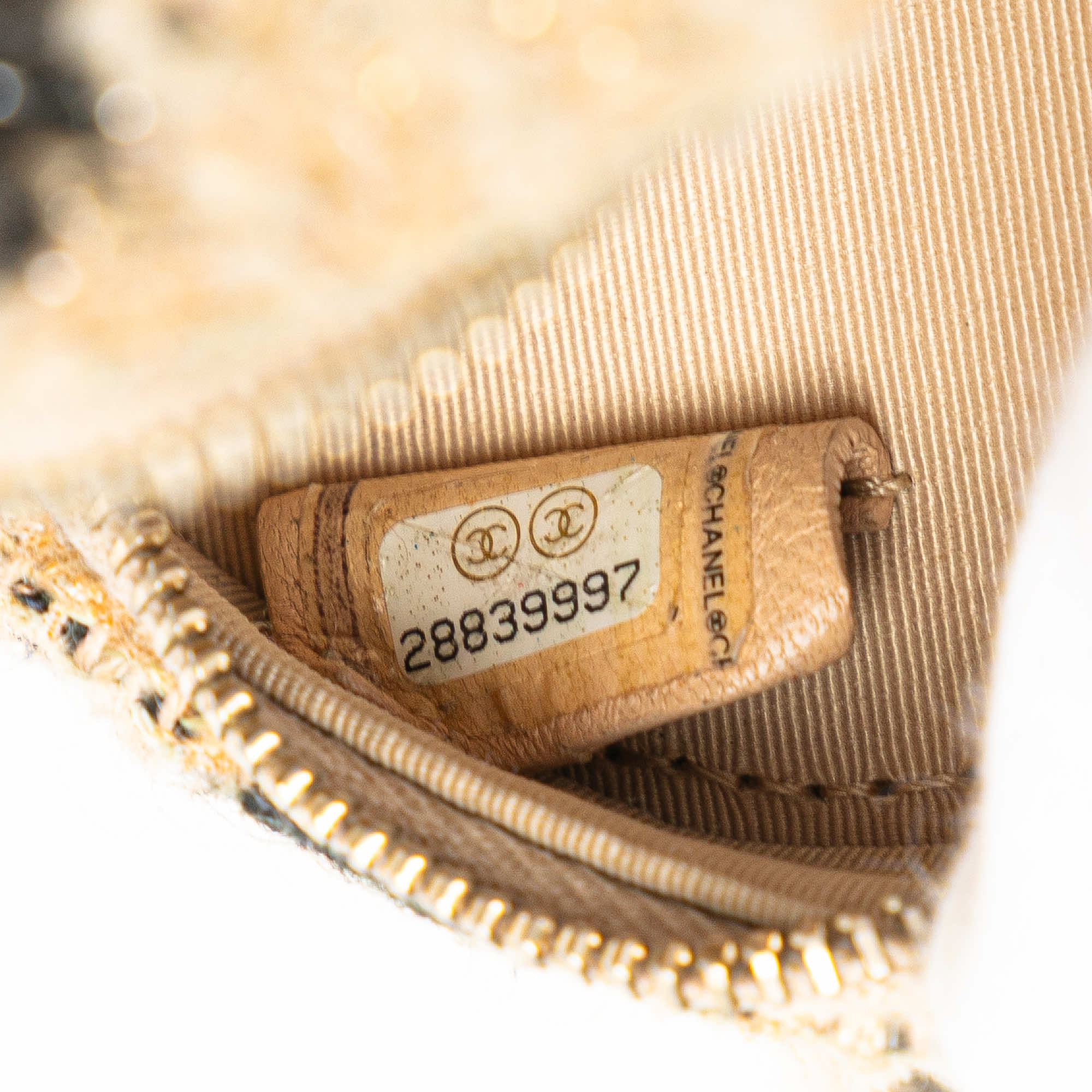 Chanel Tweed 19 Round Clutch with Chain and Coin Purse - Detail 1