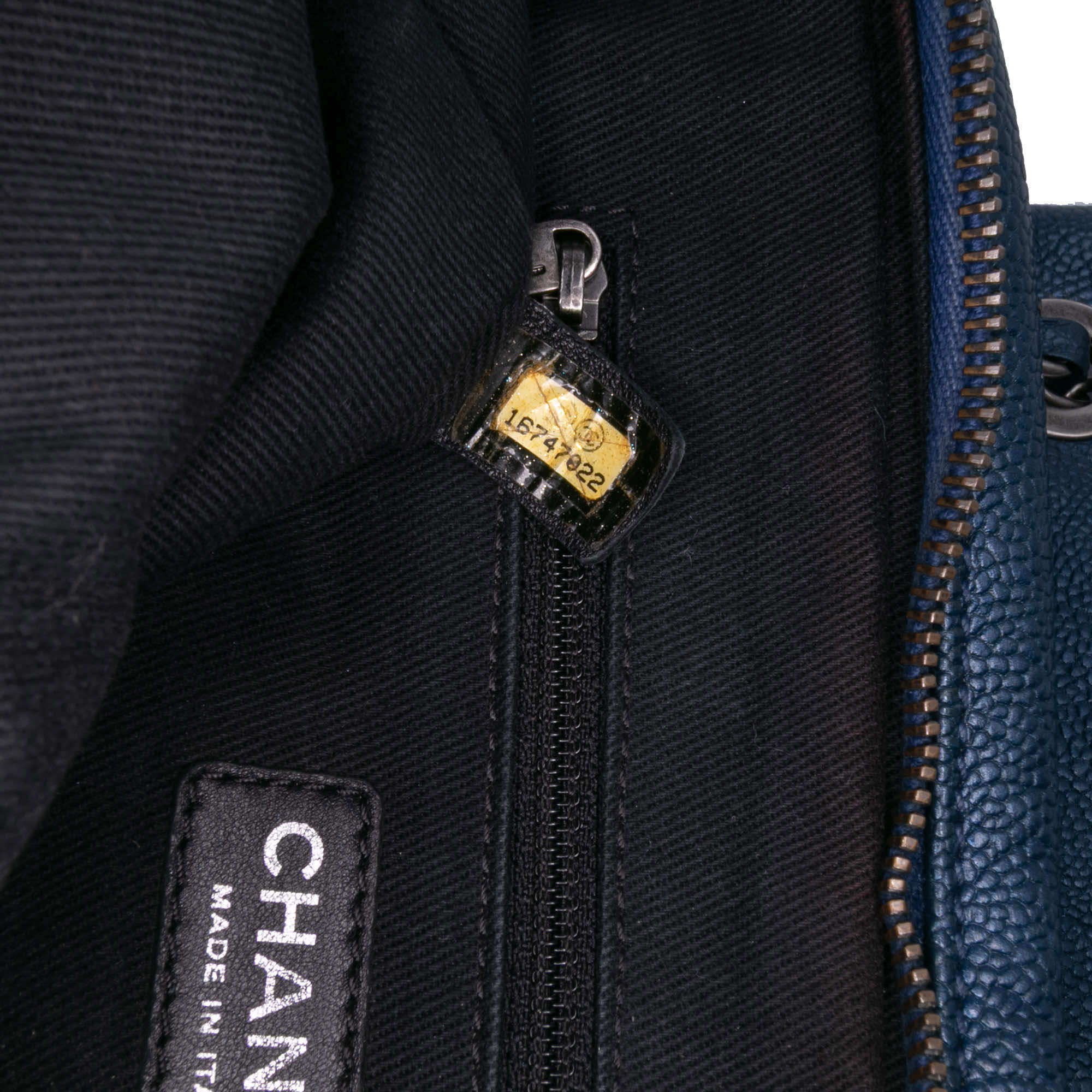Chanel Medium Quilted Iridescent Caviar Easy Flap - Detail 1