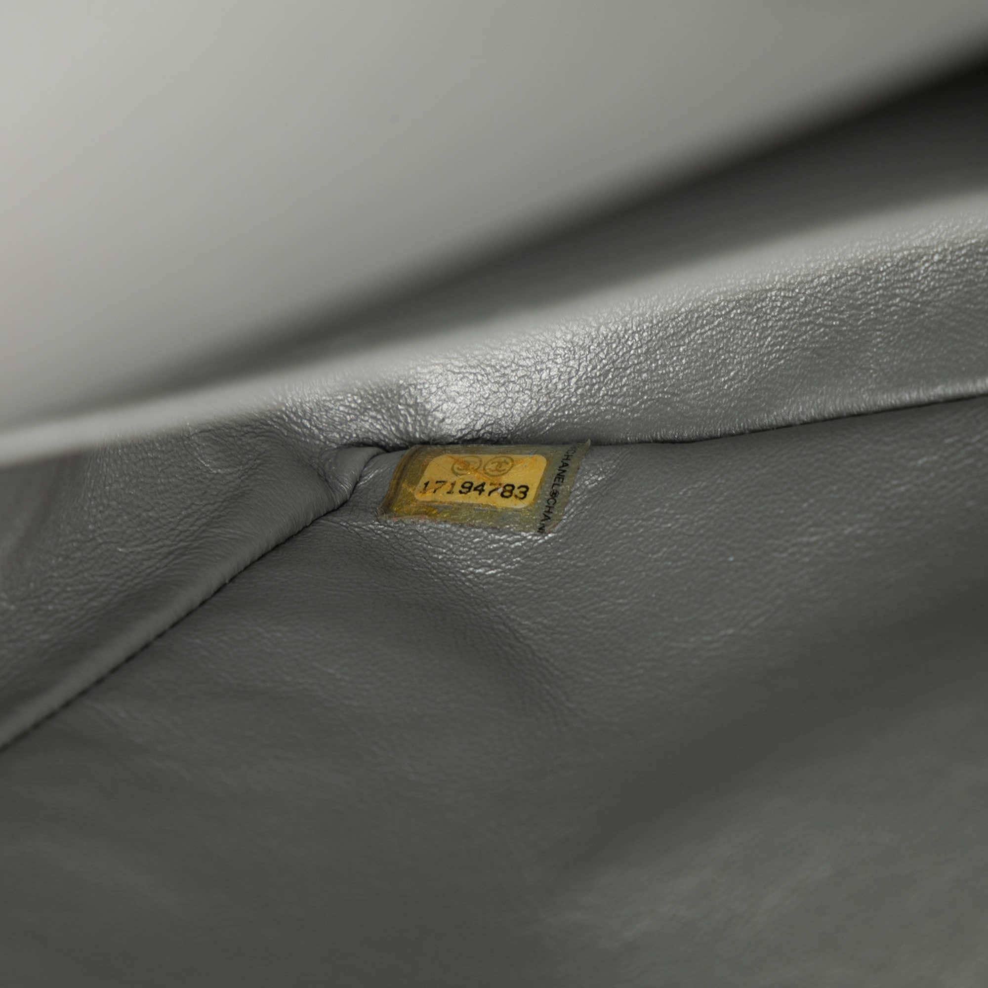 Chanel Maxi Classic Lambskin Double Flap - Detail 1