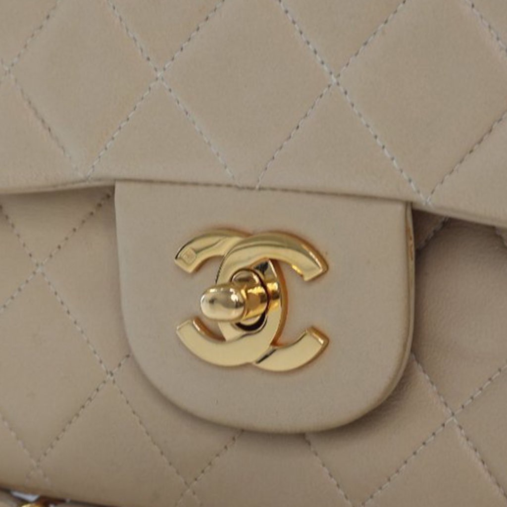 Chanel Medium Classic Lambskin Double Flap - Detail 1