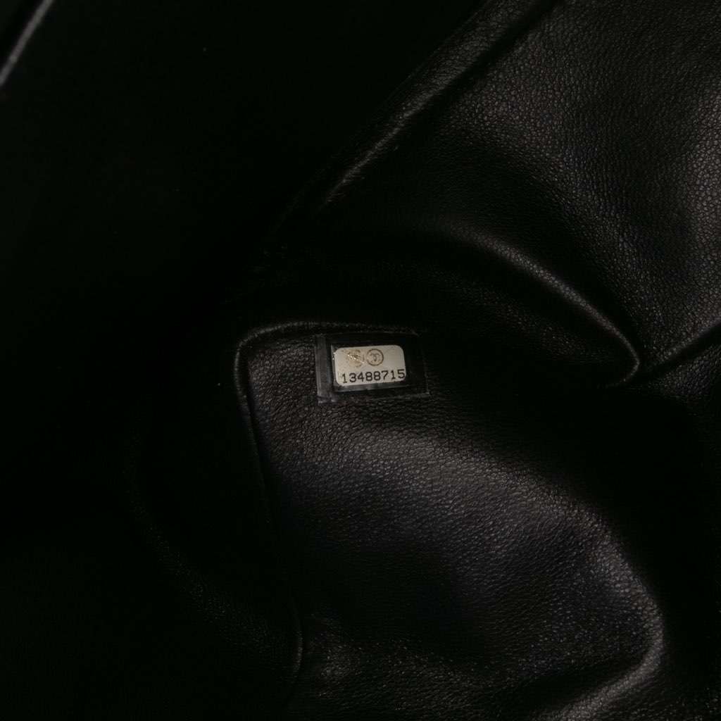 Chanel Maxi Classic Chevron Patent Single Flap - Detail 1