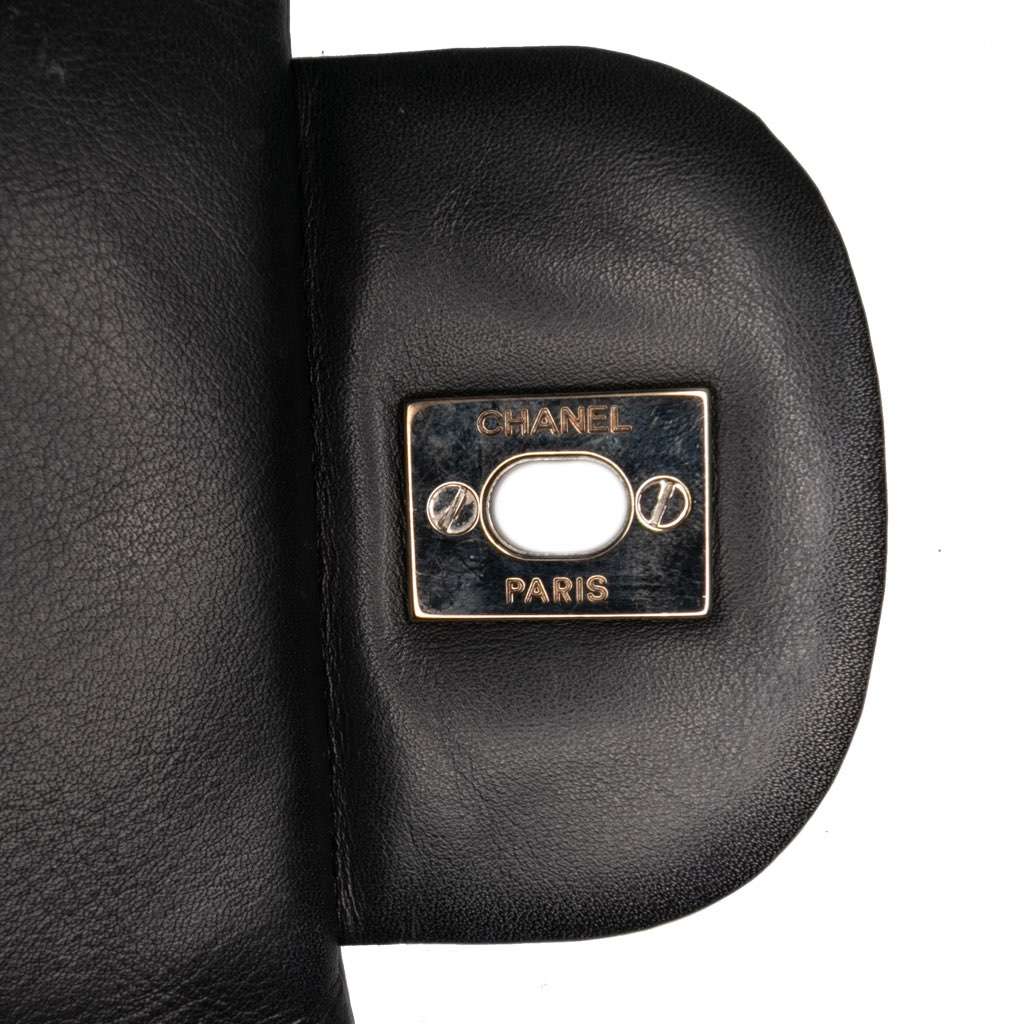 Chanel Maxi Classic Chevron Patent Single Flap - Detail 2