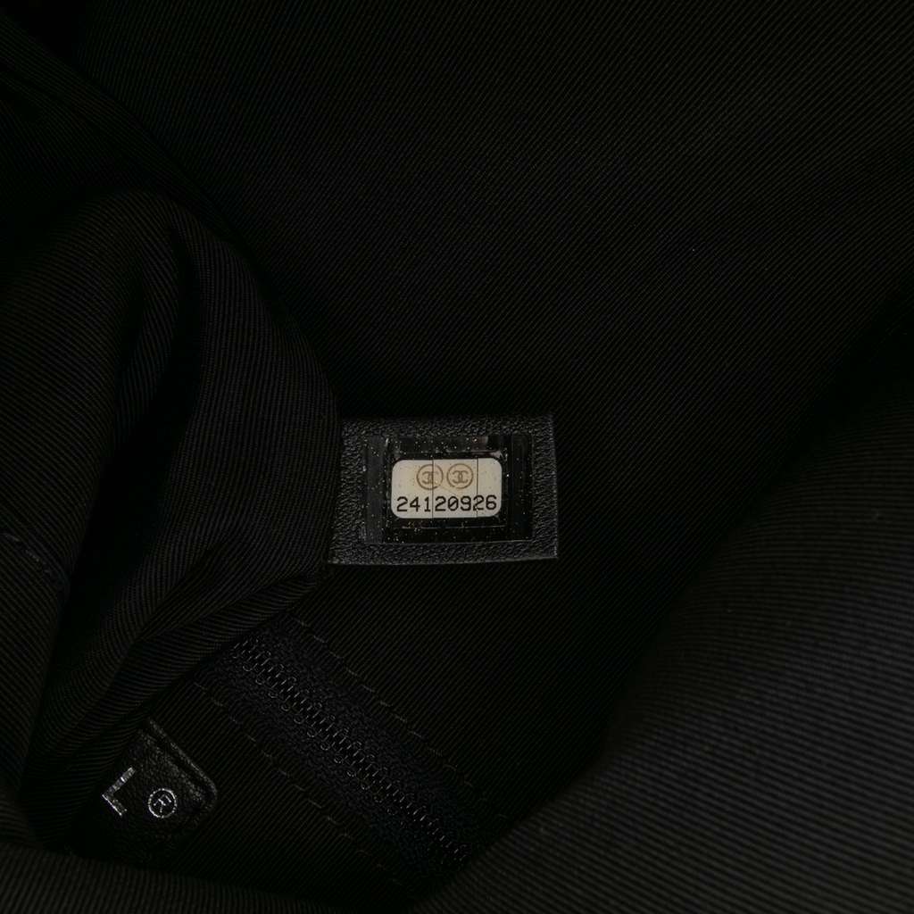 Chanel CC Quilted Lambskin Grip Clutch - Detail 1