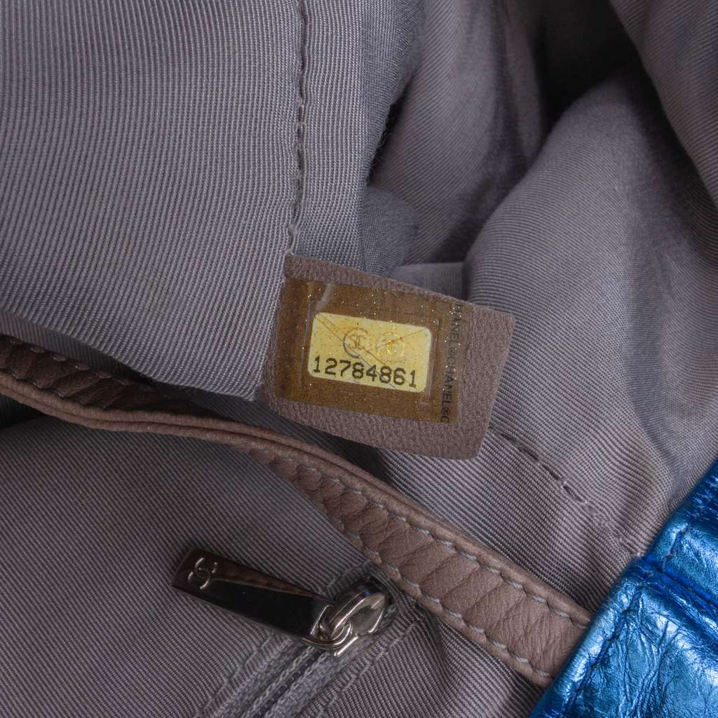 Chanel Medium Cracked Metallic Calfskin Modern Chain Tote - Detail 1