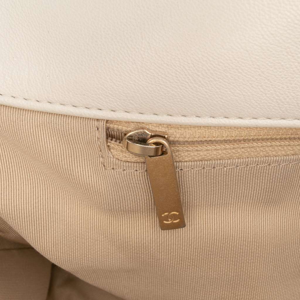 Chanel Maxi Lambskin 19 Flap - Detail 1