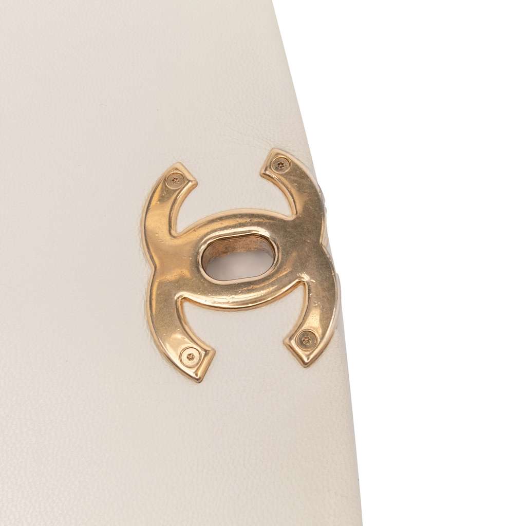 Chanel Maxi Lambskin 19 Flap - Detail 2