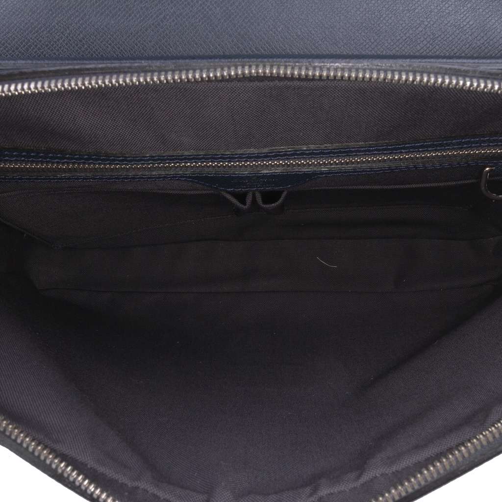 Louis Vuitton Taiga Vassili PM - 4