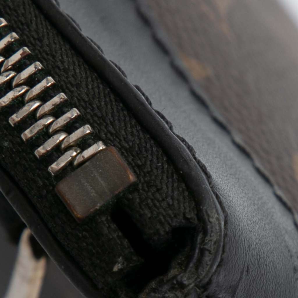 Louis Vuitton Monogram Macassar Discovery Pochette GM - Detail 2