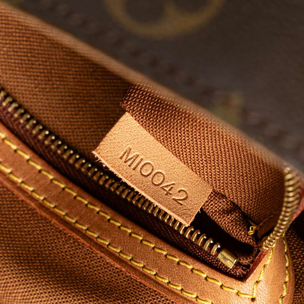 Louis Vuitton Monogram Mini Looping - Detail 1