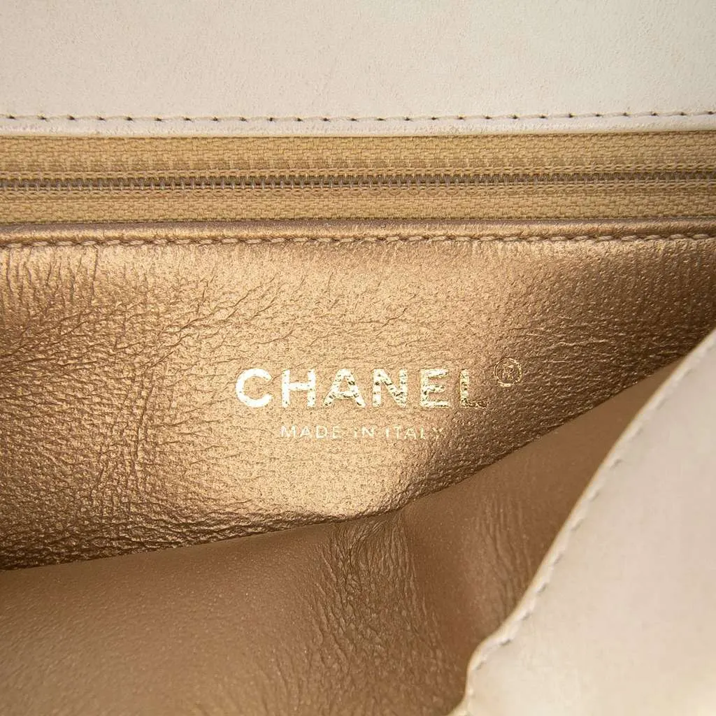 Chanel Medium Quilted Calfskin Octagon CC Clasp Flap White Leather Very good - Box View