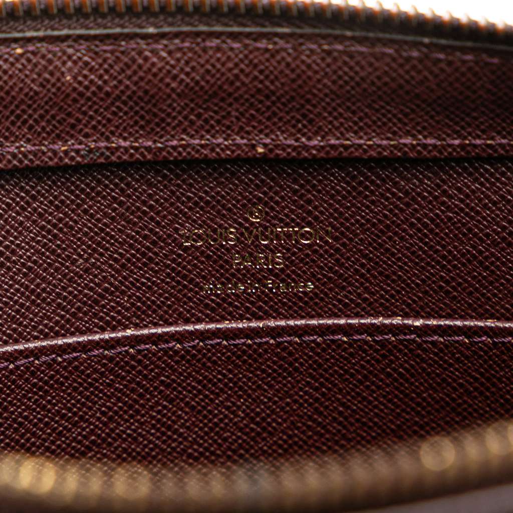 Louis Vuitton Taiga Pochette Baikal - Side view