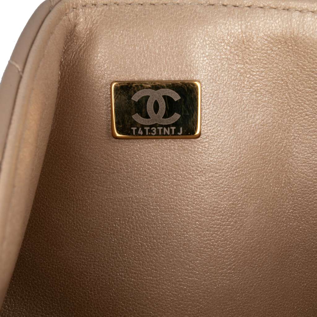 Chanel Reissue 2.55 Chevron Quilted Metallic Calfskin Single Flap 224 - Detail 1