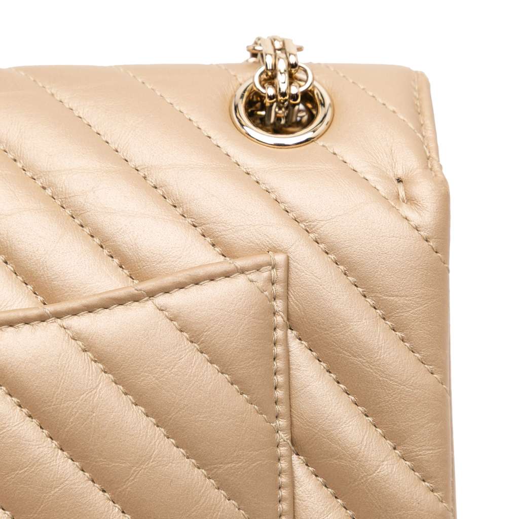 Chanel Reissue 2.55 Chevron Quilted Metallic Calfskin Single Flap 224 - Detail 2