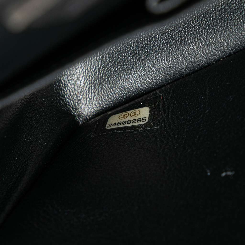 Chanel Medium Classic Chevron Caviar Double Flap - Detail 1