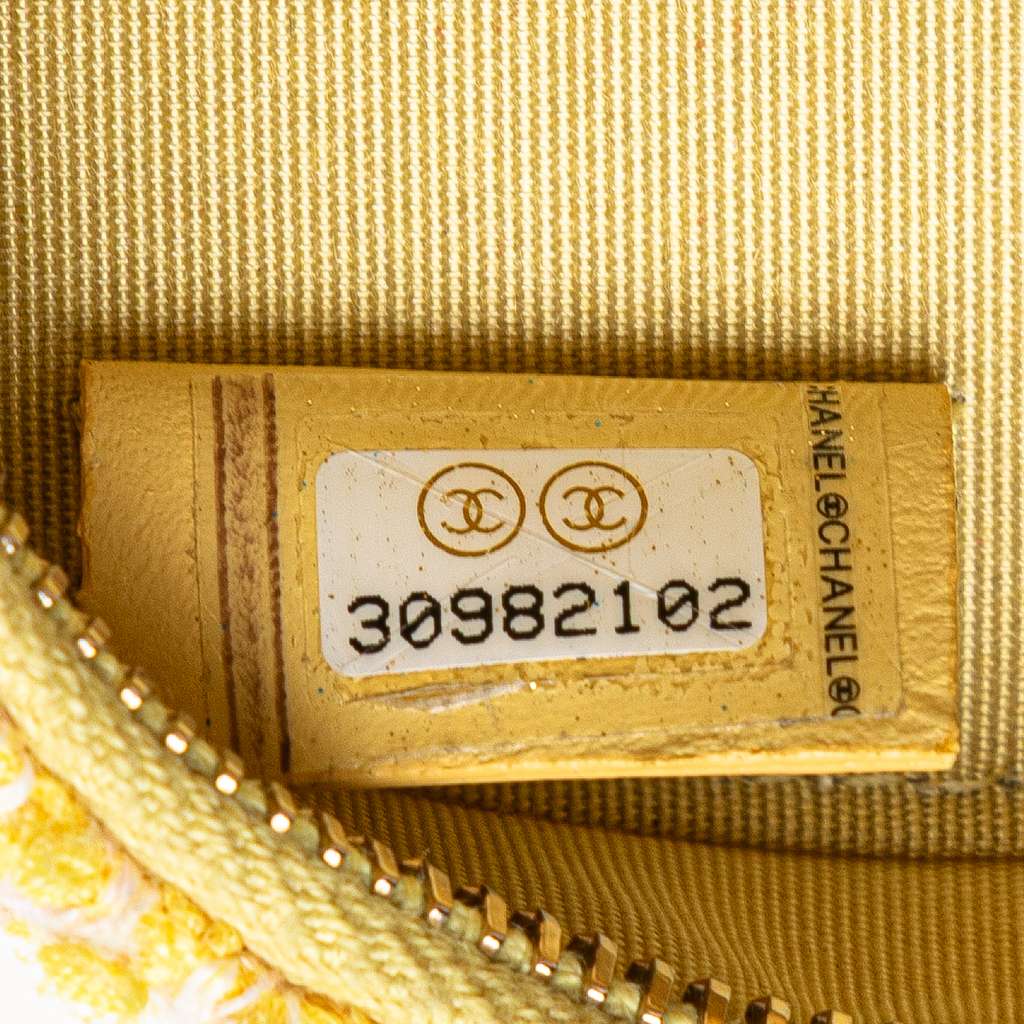 Chanel Tweed 19 Round Clutch with Chain - Detail 1