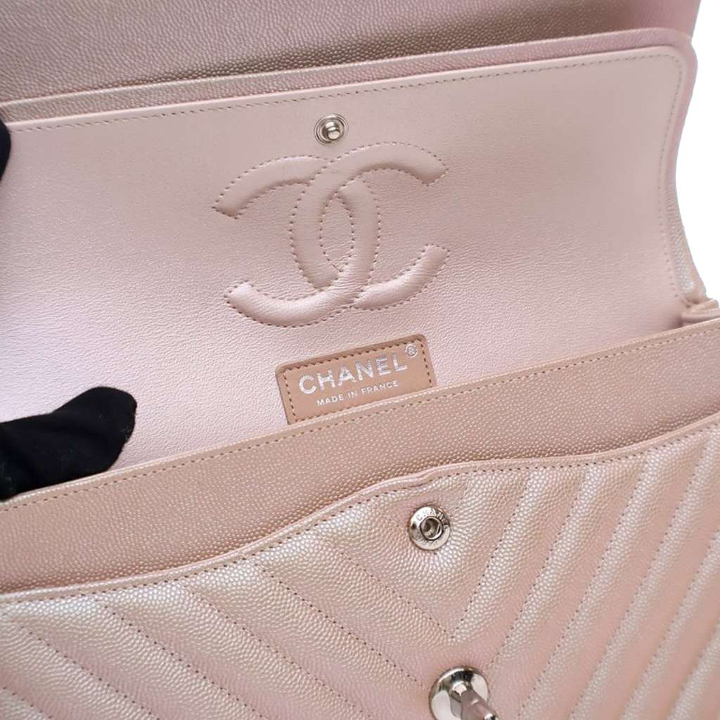 Chanel Medium Classic Chevron Iridescent Caviar Double Flap - Detail 2