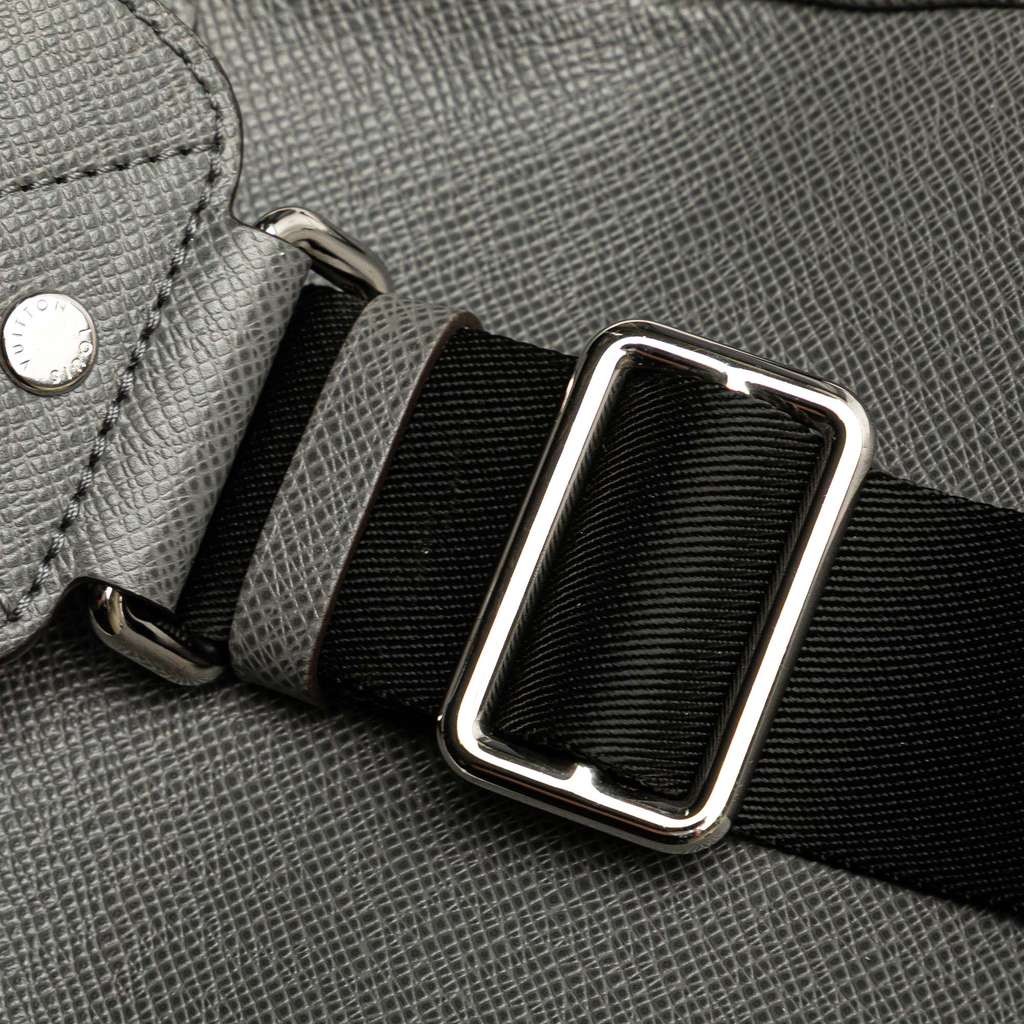 Louis Vuitton Taiga Avenue Sling - Detail 1