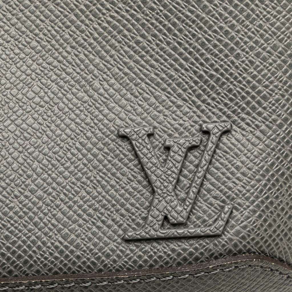 Louis Vuitton Taiga Avenue Sling - Detail 2