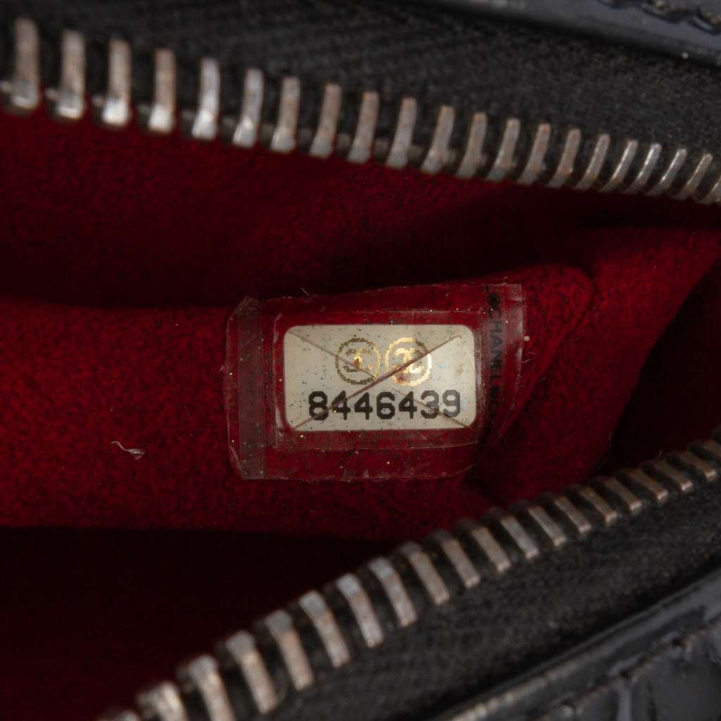 Chanel CC Chocolate Bar Patent Shoulder Bag - Detail 1