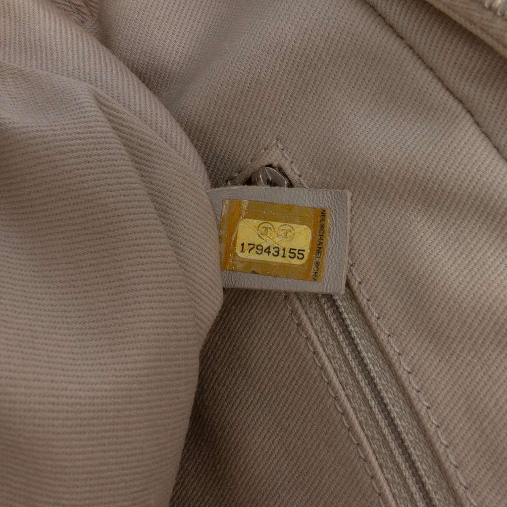 Chanel Jumbo Quilted Caviar Easy Flap - Detail 1