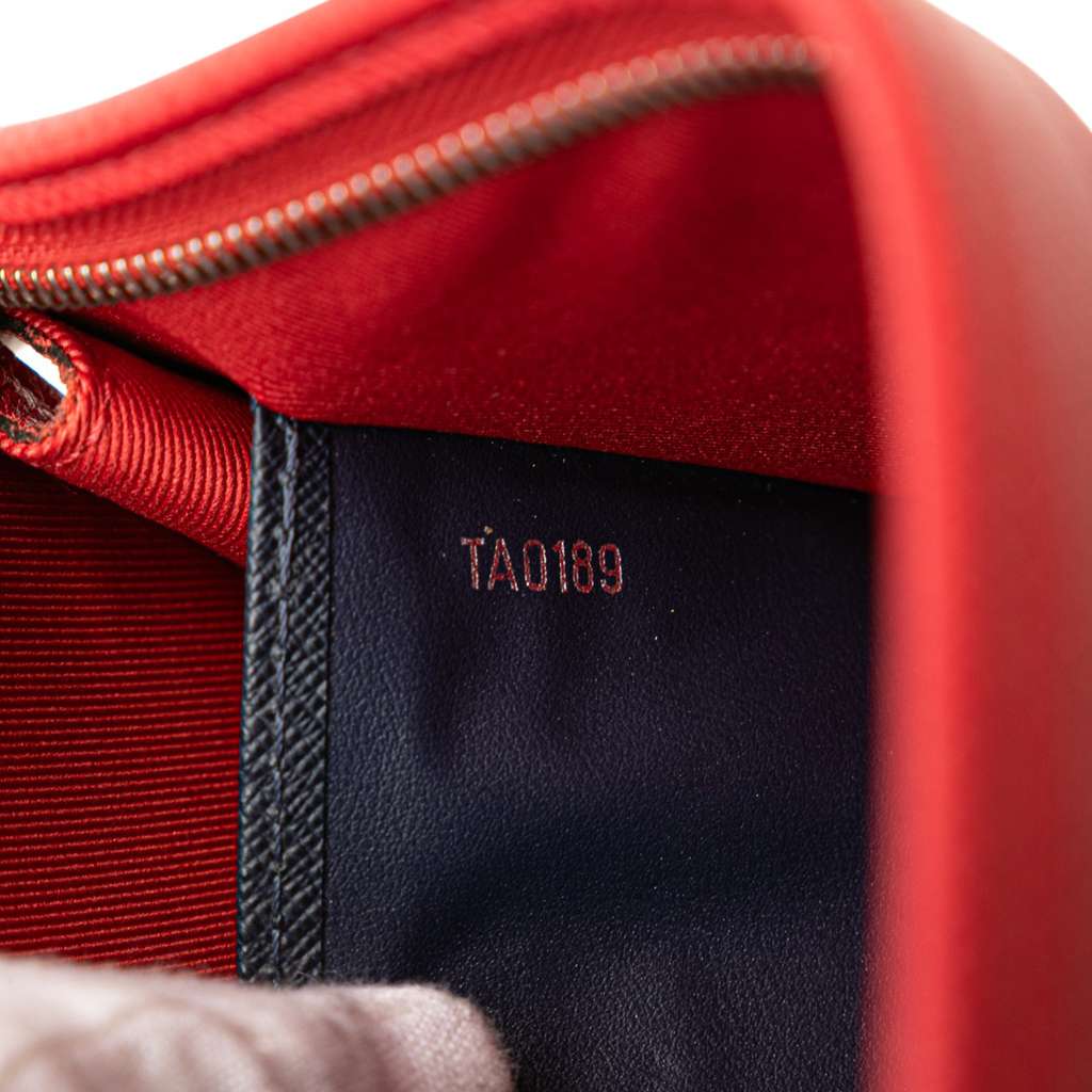 Louis Vuitton Taiga Pochette Voyage MM - Detail 1