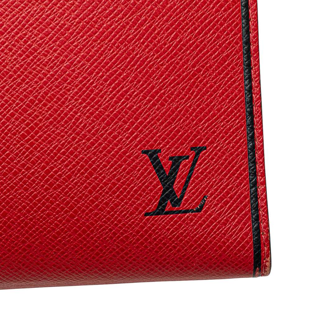 Louis Vuitton Taiga Pochette Voyage MM - Detail 2